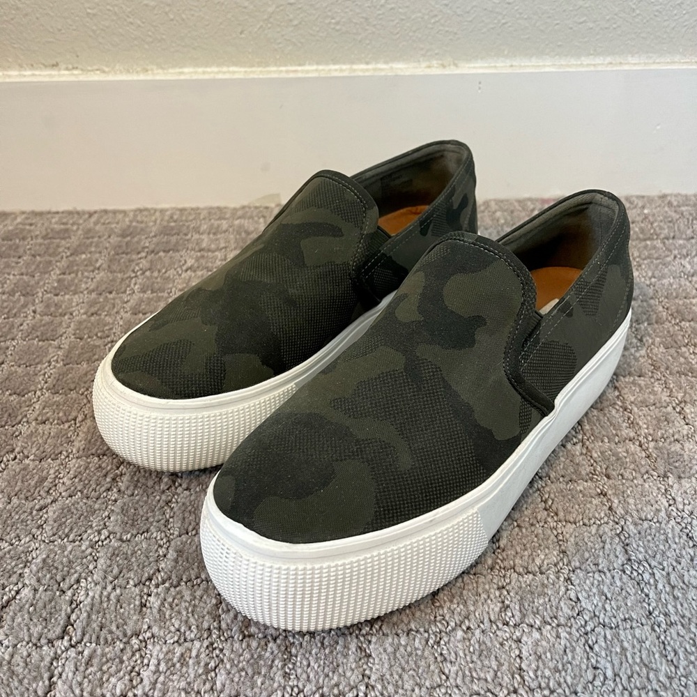 Steve Madden Camo Platform Slide On’s Size 8